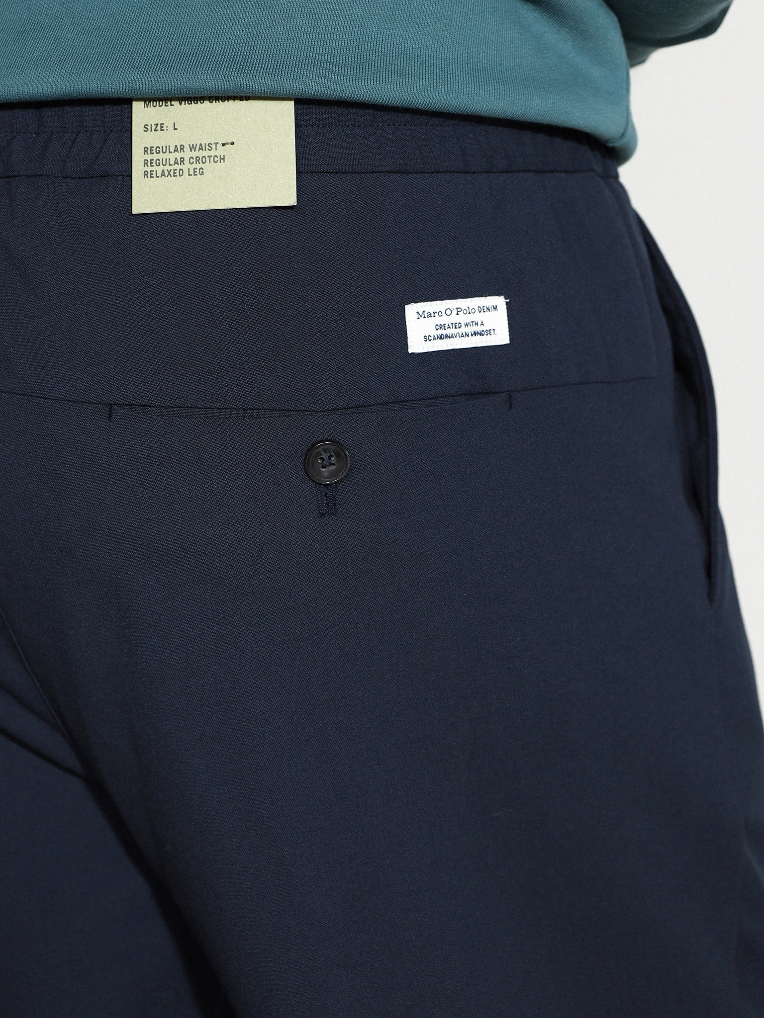 Брюки бежевого цвета прямого кроя без застежки